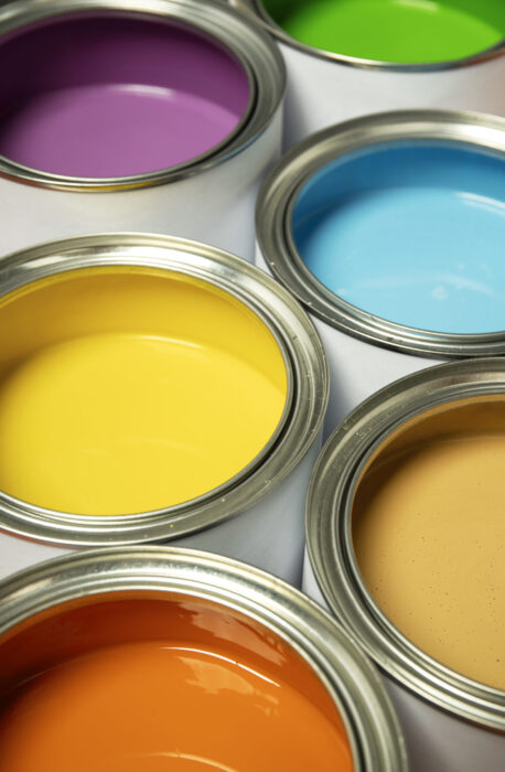 arranjo-de-latas-de-tinta-colorida-de-alto-angulo